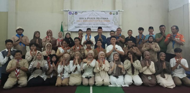 Perhutani Bandung Utara saat menggelar buka puasa bersama dengan sejumlah pengurus Satuan Karya Pramuka (Saka) Wanabakti Kota Bandung, Pamong Saka, serta anggota,  di Kantor Perhutani KPH Bandung Utara pada Sabtu (08/03/2025).