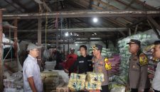 Kapolres Sampang AKBP Hartono, memantau pasokan bahan pangan tetap mencukupi kebutuhan warga sekaligus mencegah lonjakan harga yang tidak wajar saat bulan ramadhan 1446 H. 