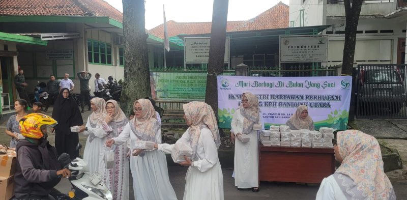 Agenda tahunan  Ikatan Istri Karyawan Perhutani (IIK-P) Cabang Bandung Utara, saat membagikan Takjil kepada masyarakat.