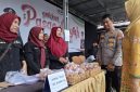 Kapolres Sampang AKBP Hartono saat menghadiri Pasar Murah dan Bagi-Bagi Takjil,dan  pasar murah, jum'at (14/03/2025).
