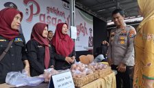 Kapolres Sampang AKBP Hartono saat menghadiri Pasar Murah dan Bagi-Bagi Takjil,dan  pasar murah, jum'at (14/03/2025).
