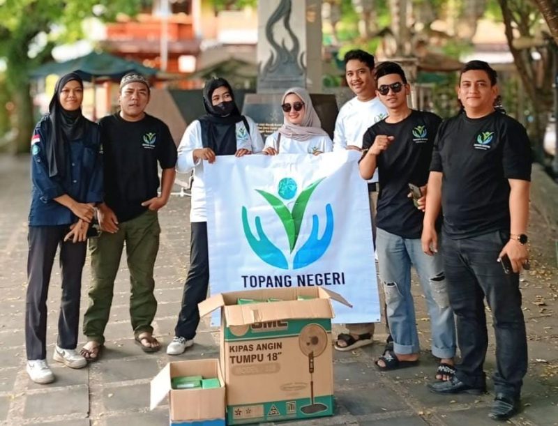 Yayasan Topang Negeri Indonesia resmi mengawali kiprahnya dengan membagikan takjil di kawasan Bundaran Satam, Kamis (20/3/2025).