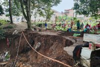 Tempat Pemakaman Umum (TPU) Nagrog, Kecamatan Ujungberung, Longsor akibat hujan lebat pada Sabtu (8/ 3/2025).