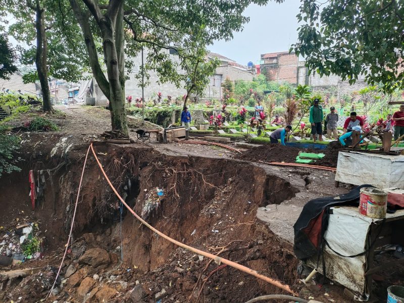 Tempat Pemakaman Umum (TPU) Nagrog, Kecamatan Ujungberung, Longsor akibat hujan lebat pada Sabtu (8/ 3/2025).