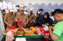 Wakil Wali Kota Bandung, Erwin, saat meninjau Bazar Murah 2025 di Alun-Alun Cicendo, Selasa (11/3/2025).