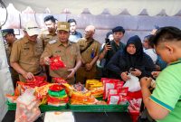 Wakil Wali Kota Bandung, Erwin, saat meninjau Bazar Murah 2025 di Alun-Alun Cicendo, Selasa (11/3/2025).