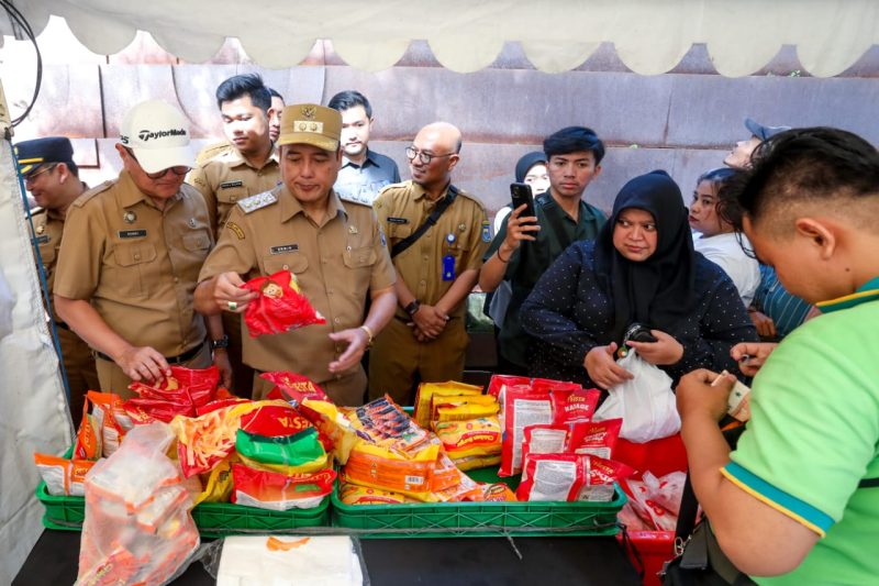 Wakil Wali Kota Bandung, Erwin, saat meninjau Bazar Murah 2025 di Alun-Alun Cicendo, Selasa (11/3/2025).