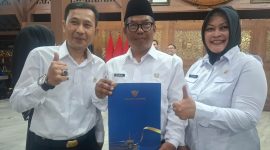  Edi Cahyadi saat menerima SK pengangkatan dari Pemkot Bandung sebagai Pegawai Pemerintah.