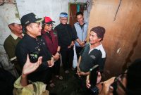 Wakil Wali Kota Bandung, Erwin saat meninjau rumah warga yang roboh akibat hujan deras .
