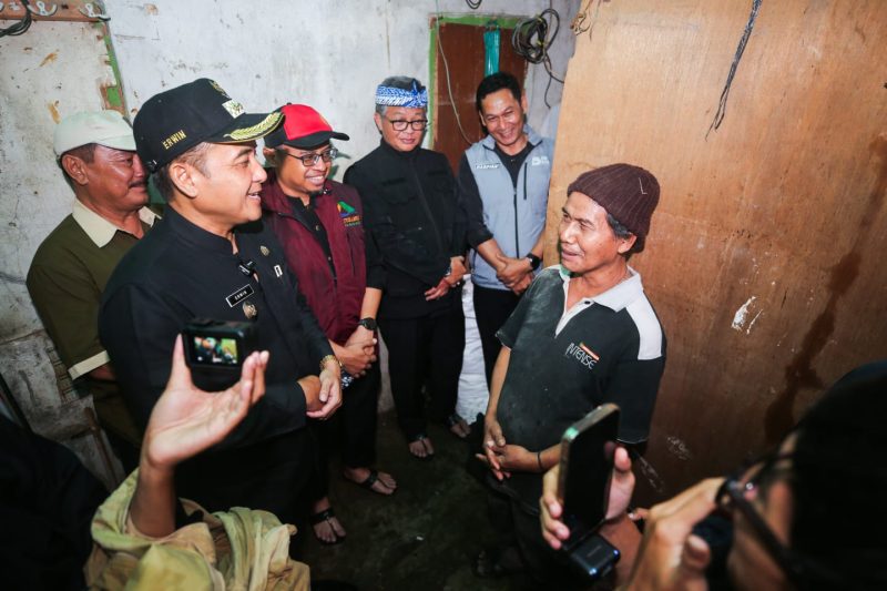 Wakil Wali Kota Bandung, Erwin saat meninjau rumah warga yang roboh akibat hujan deras .