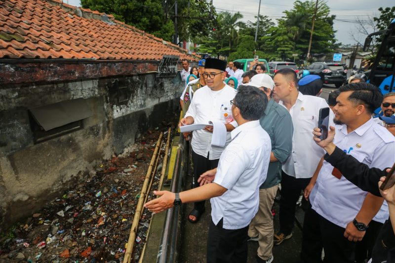 Wali Kota Bandung Muhammad  Farhan saat menghadiri kegiatan Siskamling Siaga Bencana di Kelurahan Cibuntu, Kecamatan Bandung Kulon, Rabu (22/10/2025).