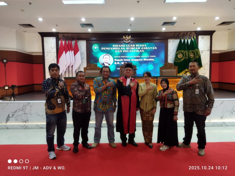 Usai pengambilan sumpah jabatan dan pelantikan Ketua Pengadilan Negeri (PN) Jakarta Timur Kelas 1A Khusus, Iwan Anggoro Warsita, S.H., M.Hum.,  Jumat (24/10/2025).