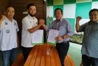 Administratur KPH Bandung Utara, Dedy S.J. Mulyanto, bersama Direktur PT Wisnu Surya Danapati, Tommy Surjanto, dan Wakil Administratur, Diki Rizki Teruna, serta Kepala Seksi PSDH, Deni Permana, saat Penandatanganan perjanjian kerja sama.