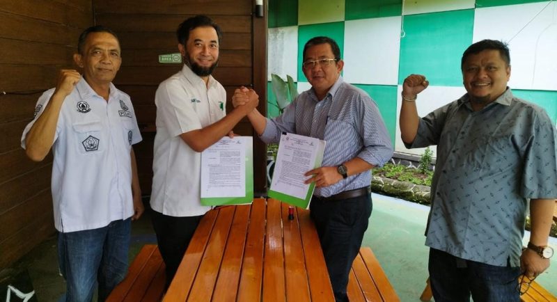 Administratur KPH Bandung Utara, Dedy S.J. Mulyanto, bersama Direktur PT Wisnu Surya Danapati, Tommy Surjanto, dan Wakil Administratur, Diki Rizki Teruna, serta Kepala Seksi PSDH, Deni Permana, saat Penandatanganan perjanjian kerja sama.