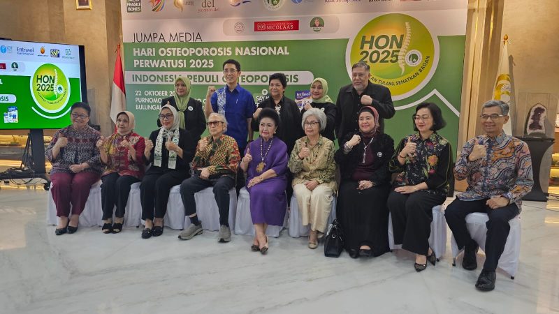 Perwatusi bersama Perhimpunan Osteoporosis Indonesia Perosi saat meluncurkan kampanye Gerakan Nasional Peduli Tulang Sehat.