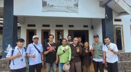 Kepala Seksi PSDH Deni Permana, dan Kepala Sub Seksi KKP serta Ketua Koperasi Berkah Alam Mandiri (BAM) Kurnia, saat melaksanakan sosialisasi Peraturan Direksi (Perdir) Nomor 13 Tahun 2023 tentang Pedoman Kemitraan Perhutani.