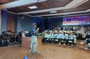 akademisi, Hendrata Yudha, Ph.D, saat memberikan kuliah umum tentang Pertolongan Pertama (First Aid Responder) kepada para peserta Kemah Edukasi #2 TRAMP.