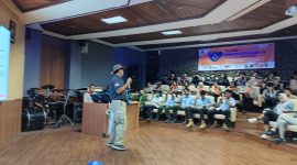 akademisi, Hendrata Yudha, Ph.D, saat memberikan kuliah umum tentang Pertolongan Pertama (First Aid Responder) kepada para peserta Kemah Edukasi #2 TRAMP.