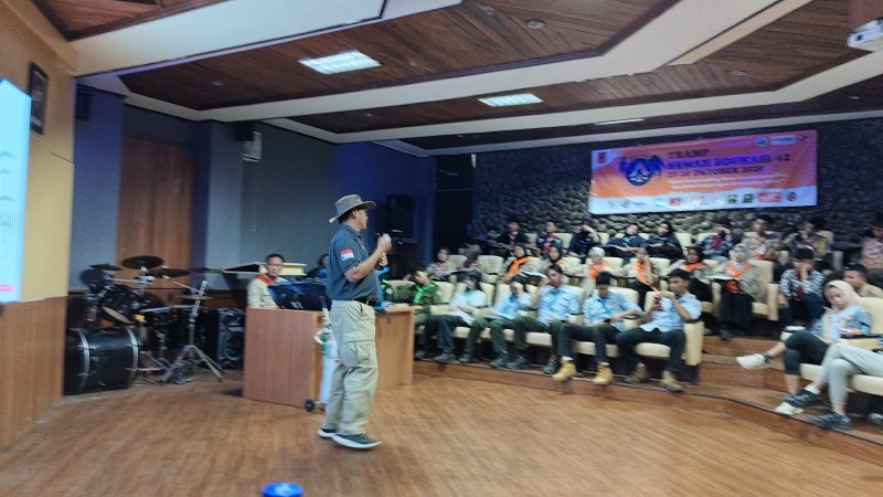 akademisi, Hendrata Yudha, Ph.D, saat memberikan kuliah umum tentang Pertolongan Pertama (First Aid Responder) kepada para peserta Kemah Edukasi #2 TRAMP.