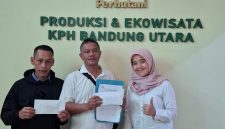 Kepala Sub Seksi Ekowisata dan Agroforestri Irva Herliyanti, Ketua LMDH Lembah HarapKepala Sub Seksi Ekowisata dan Agroforestri Irva Herliyanti, Ketua LMDH Lembah Harapan Jaya Adi Sutriatna an Jaya Adi Sutriatna.