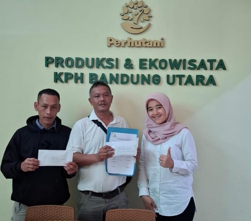 Kepala Sub Seksi Ekowisata dan Agroforestri Irva Herliyanti, Ketua LMDH Lembah HarapKepala Sub Seksi Ekowisata dan Agroforestri Irva Herliyanti, Ketua LMDH Lembah Harapan Jaya Adi Sutriatna an Jaya Adi Sutriatna. 