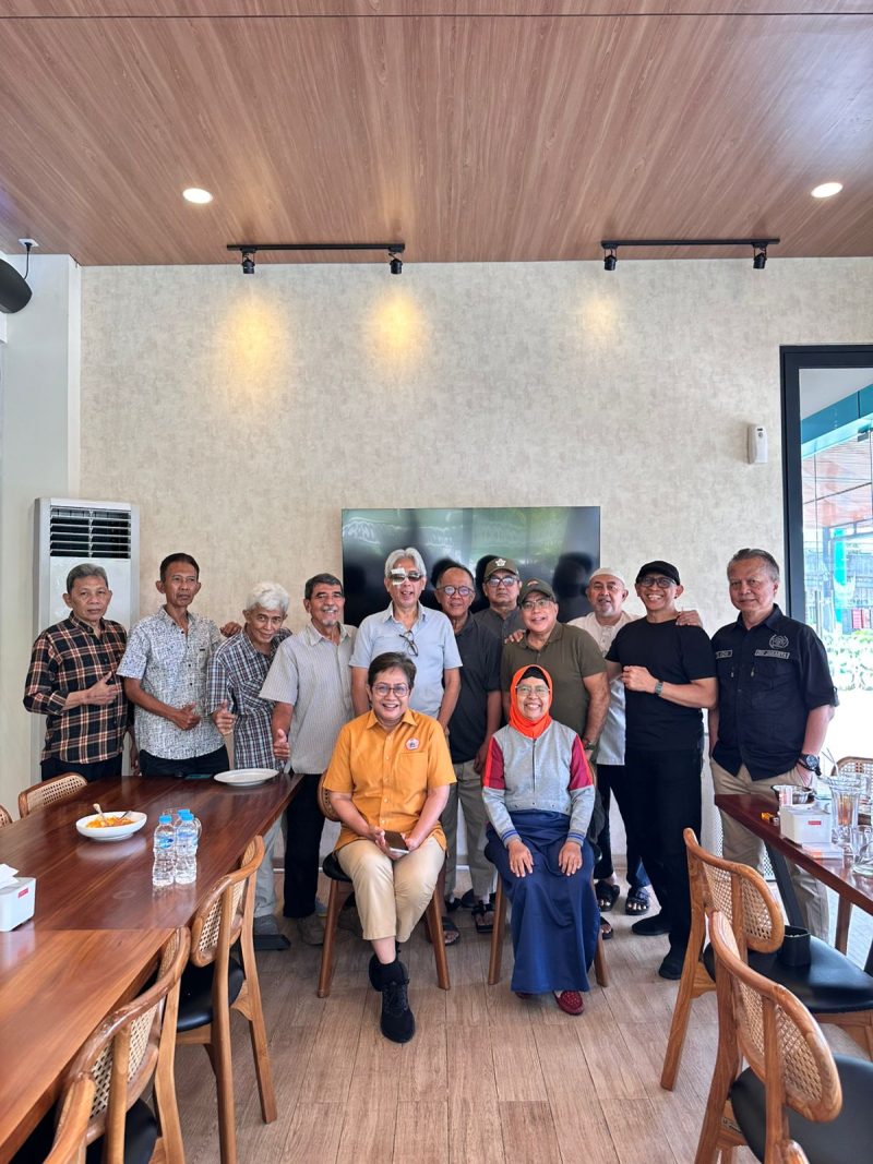 alumni kelas 2 IPA 3 SMA IX, Bulungan, menggelar reuni.  di resto Simpang Raya Grande, Pasar Minggu, Jaksel. Selasa (4/11/2025).