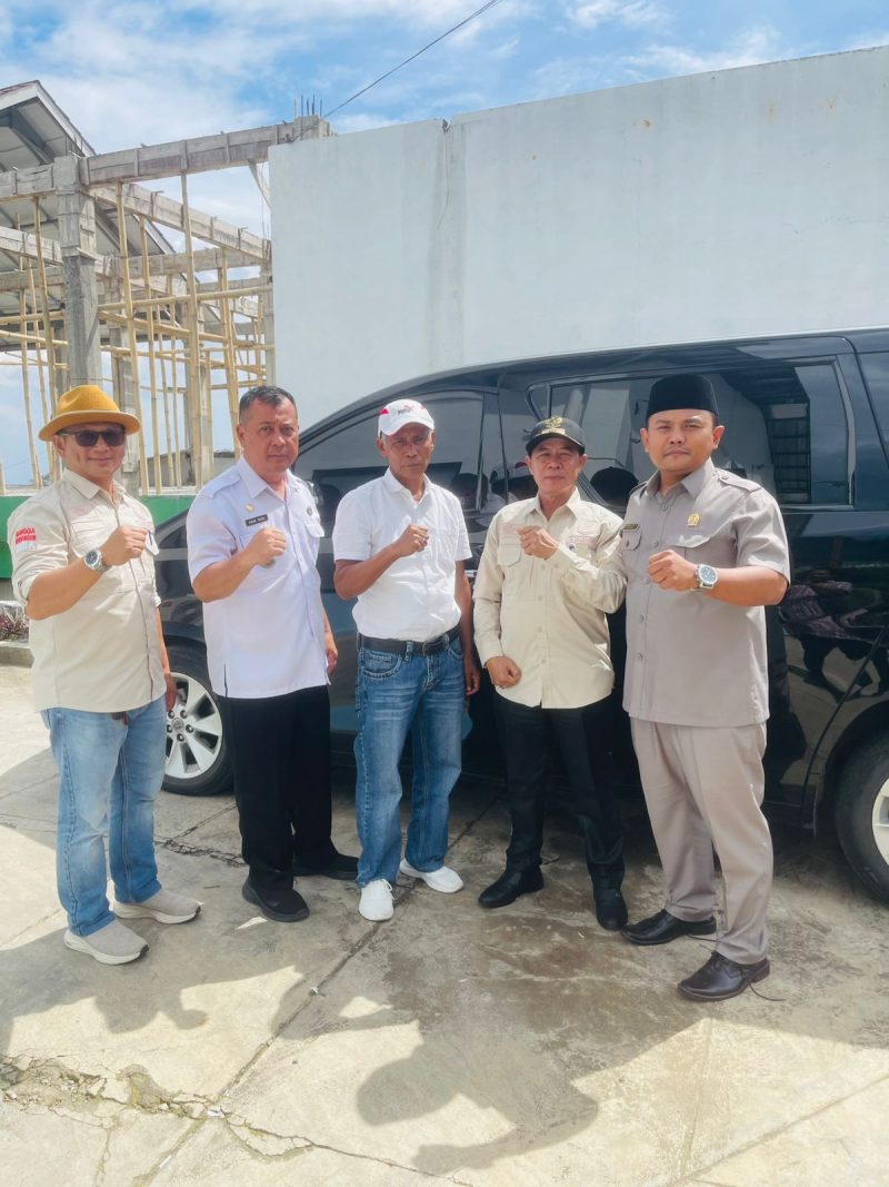 Anggota DPRD Kabupaten Bandung Muhammad Akmal Arafat (kanan) bersama para kepala Desa usai menggelar kegiatan reses di Desa Cilengkrang, pada Rabu, (5/11/2025).