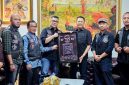 Ketua Dewan Pembina Ikatan Motor Indonesia (IMI), 
Bambang Soesatyo, saat  menerima Pengurus Black Hawk Batavia MC di Jakarta, Jumat (14/11/25).