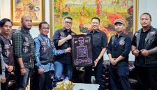 Ketua Dewan Pembina Ikatan Motor Indonesia (IMI),
Bambang Soesatyo, saat menerima Pengurus Black Hawk Batavia MC di Jakarta, Jumat (14/11/25).