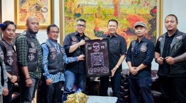 Ketua Dewan Pembina Ikatan Motor Indonesia (IMI), 
Bambang Soesatyo, saat  menerima Pengurus Black Hawk Batavia MC di Jakarta, Jumat (14/11/25).