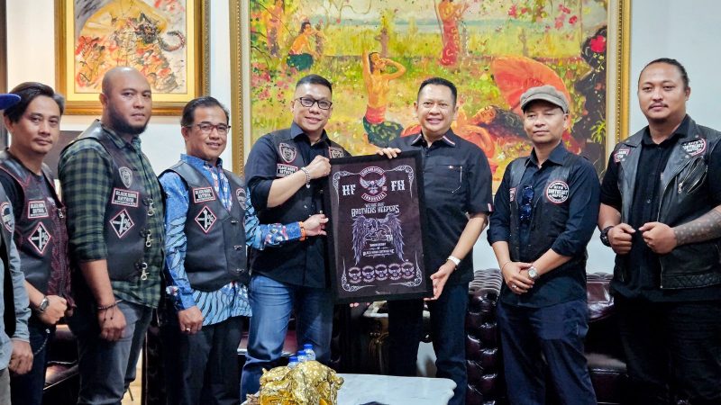 Ketua Dewan Pembina Ikatan Motor Indonesia (IMI), 
Bambang Soesatyo, saat  menerima Pengurus Black Hawk Batavia MC di Jakarta, Jumat (14/11/25).