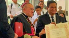  Irjen Pol (Purn) Drs. Heribertus Dahana R., S.H., M.Si. saat menerima Medali Pro Ecclesia et Pontifice dari Bapa Suci Paus Leo XIV, di Nunsiatur Apostolik Jakarta.
