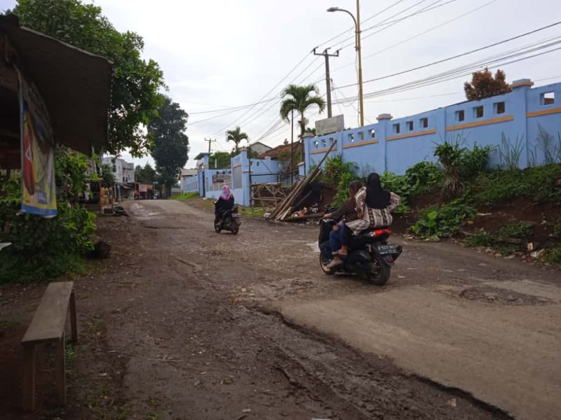 Jalan Raya Kalapanunggal yang rusak parah dikeluhkan warga.
