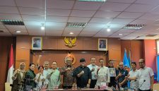 Ketua Umum PWI Pusat, Akhmad Munir bersama Ketua Panitia HPN yang juga Sekjen PWI Pusat, Zulmansyah Sekedang beserta pengurus.