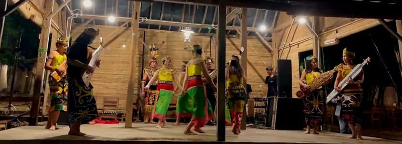 Penampilan Komunitas tari SlarasBudaya yang digelar Sabtu malam (1/11/2025).